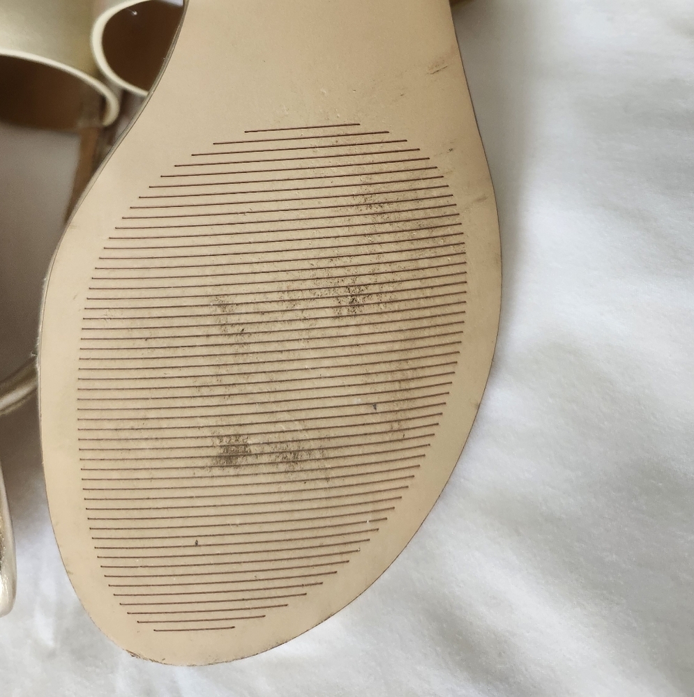 Talbots Gold Leather Sandals With Shell Accents - Like New - Picture 8 of 9